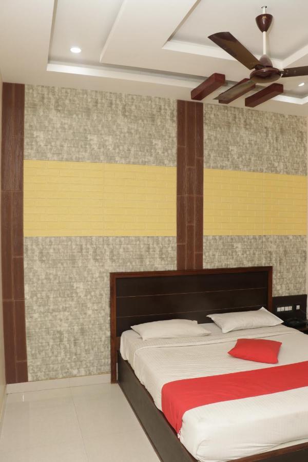 E S Residency Hotel Тени Екстериор снимка