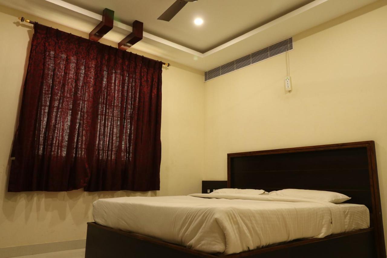 E S Residency Hotel Тени Екстериор снимка