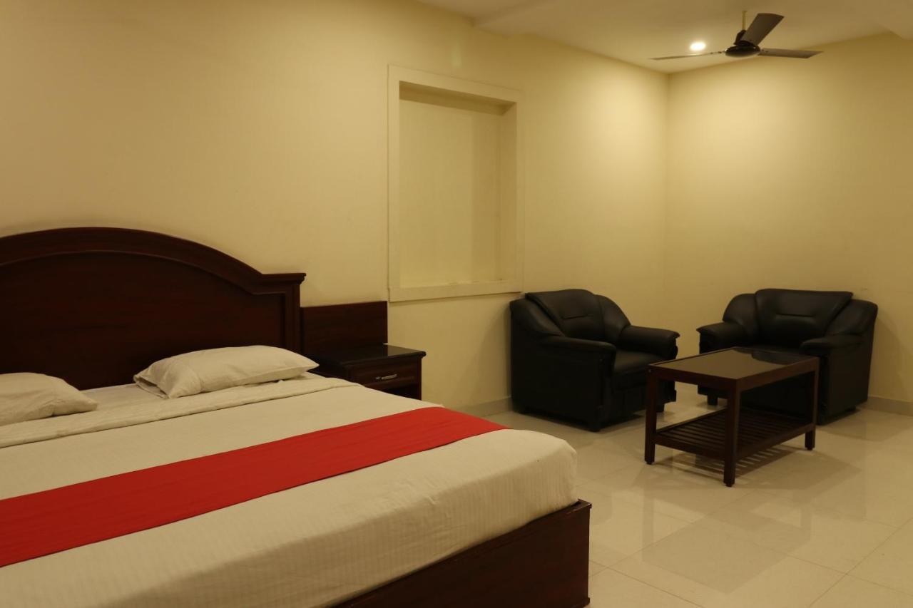 E S Residency Hotel Тени Екстериор снимка