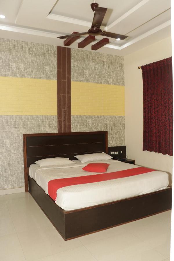 E S Residency Hotel Тени Екстериор снимка