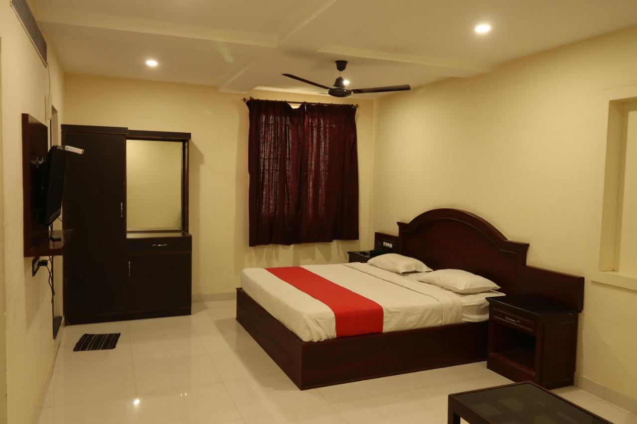 E S Residency Hotel Тени Екстериор снимка