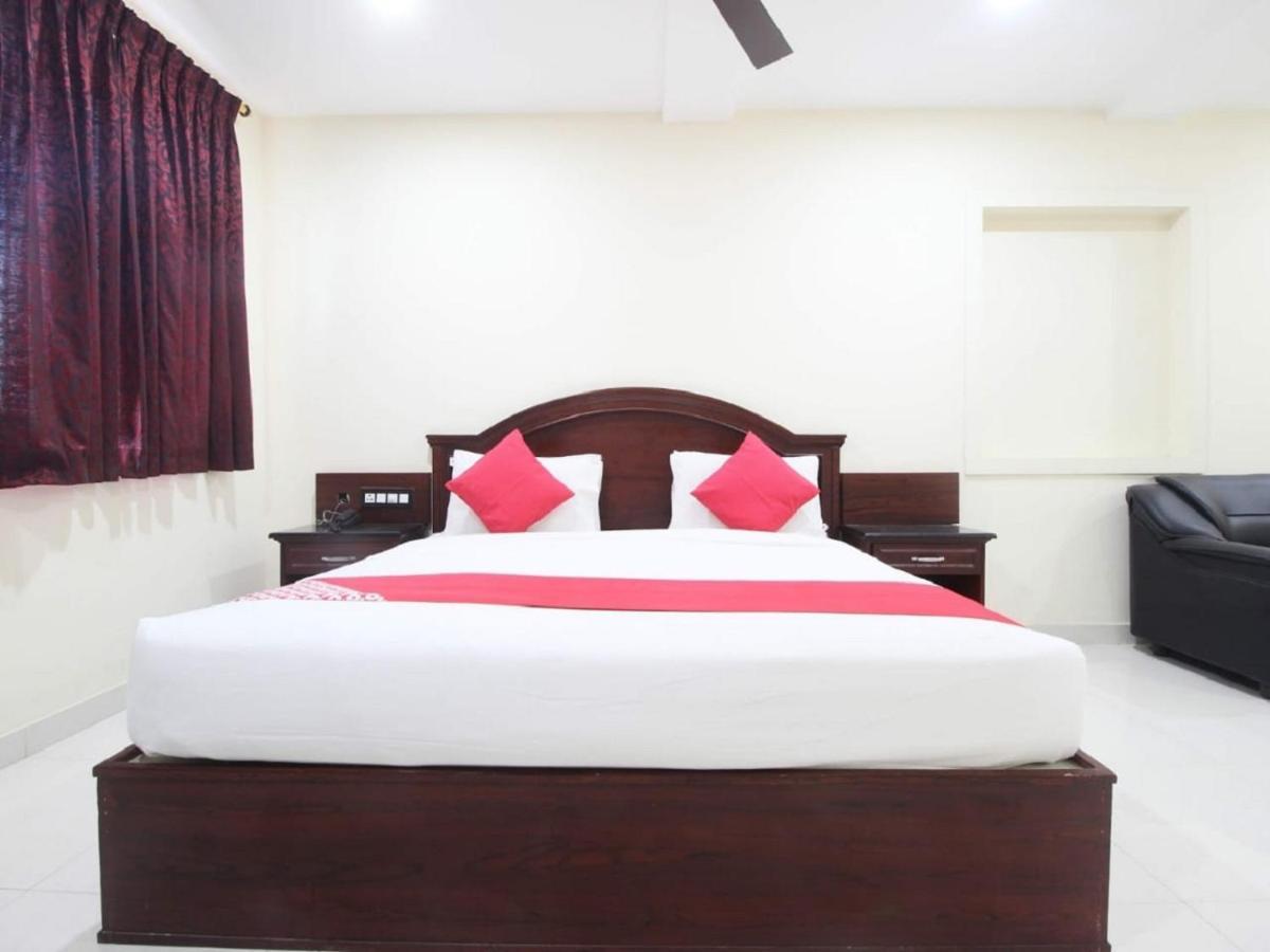E S Residency Hotel Тени Екстериор снимка